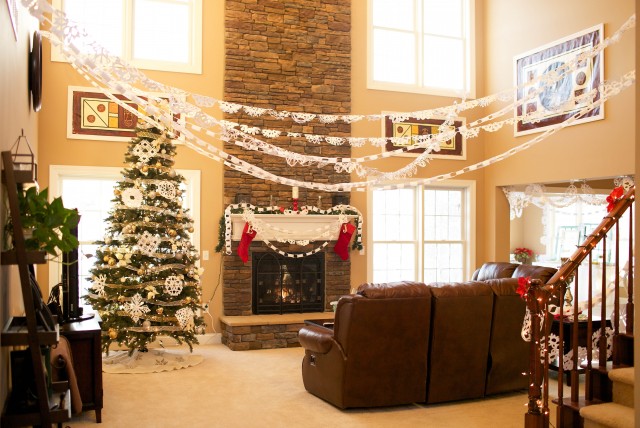 winter-wonderland-snowflake-garland-great-room