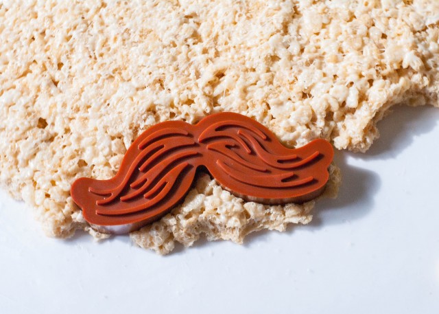 mustache-rice-crispy-treat-cutting-valentine