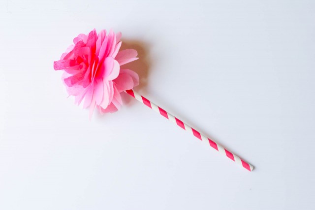 DIY tutorial for tissue paper flower with paper straw