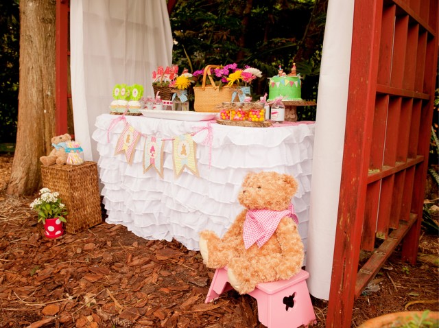 bear party dessert table