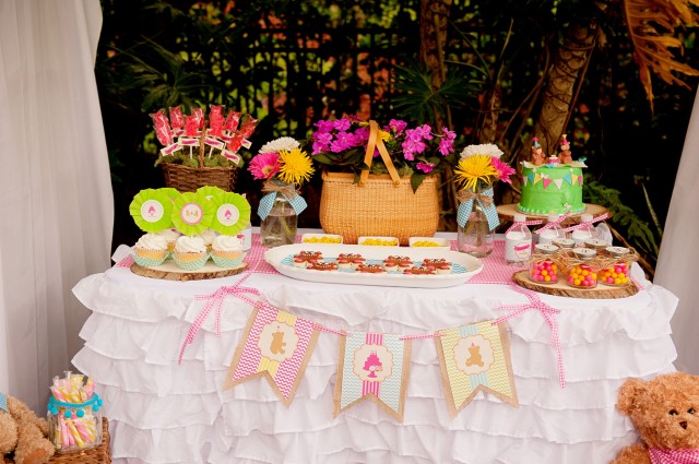 teddy bear picnic dessert table