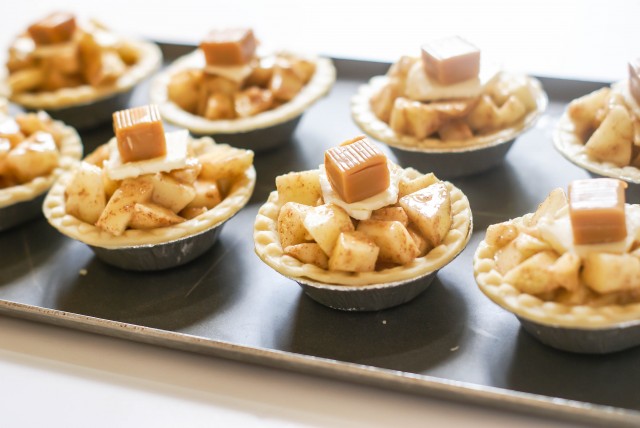 baking-mini-caramel-apple-pie