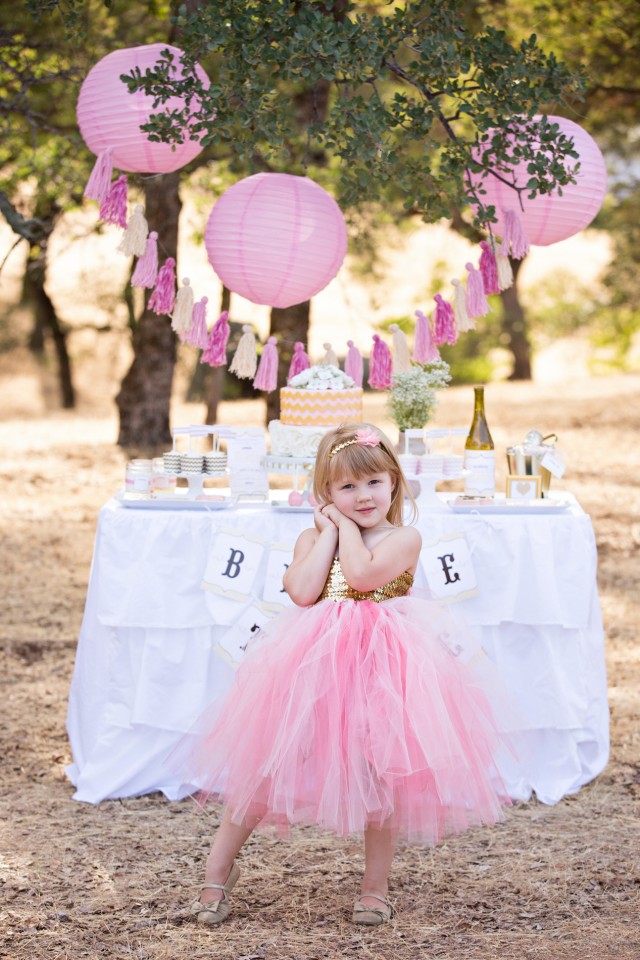 white ruffle table cloth