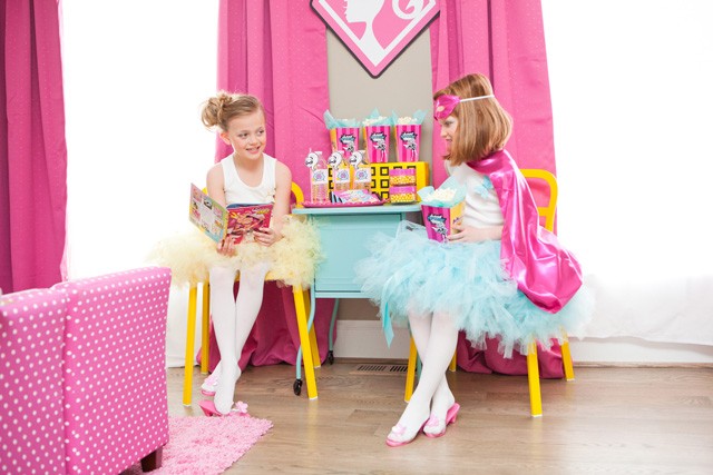 barbie-favor-table-reading