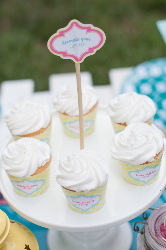 Decorating cupcake sign