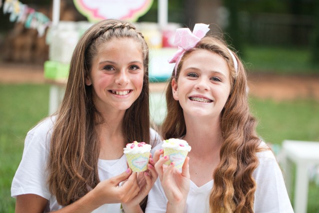 Decorating cupcakes with jelly belly