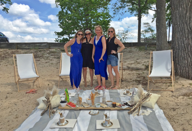 lake-picnic-beach-girls